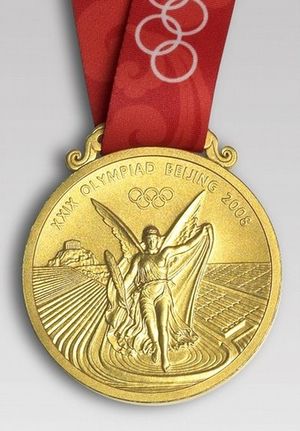 Medal olimpijski Beijing 2008.
Awers medalu przedstawiający Nike zstępującą na stadion olimpijski z gałązką palmy w ręku.
W tle medalu Akropol. Nad boginią zwycięstwa koła olimpijskie oraz nazwa i data wydarzenia.