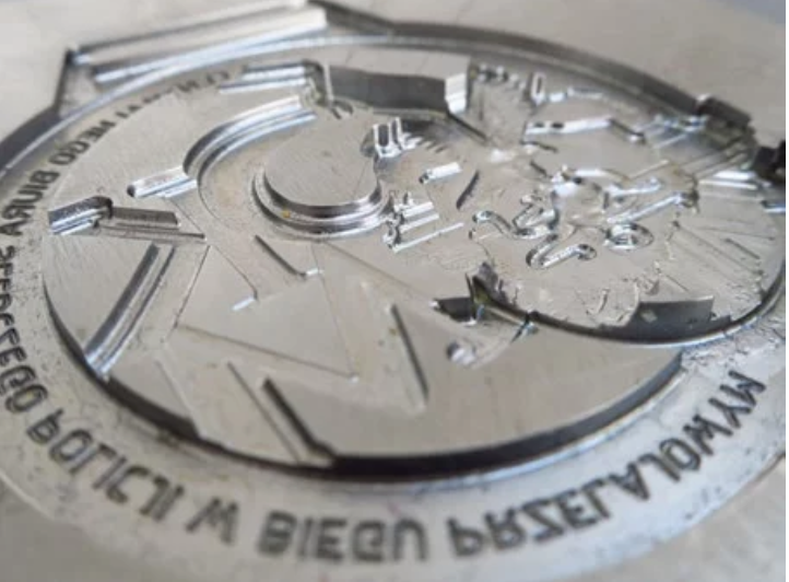 Pokazanie jak odlewamy medale