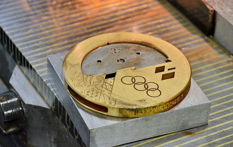 Produkcja medalu odlewanego.